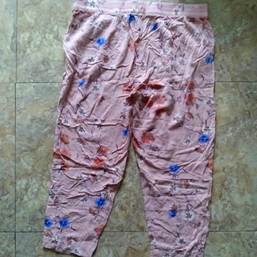 Jessica Simpson Cadie floral print pull-on cropped pants, size Medium - Picture 3 of 7